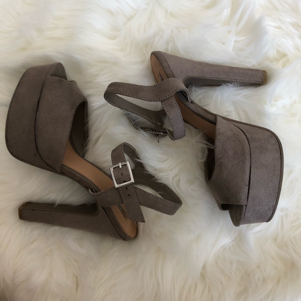 ⚡️Olsenboye Tan platform sandals size 6.5